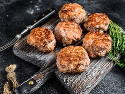 Пържени кюфтета с кайма, ориз, кашкавал, магданоз и копър - снимка на рецептата Пържени кюфтета с кайма, ориз, кашкавал, магданоз и копър - снимка на рецептата